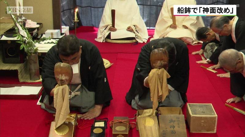 祇園祭　船鉾で面の無事を確認する「神面改め」