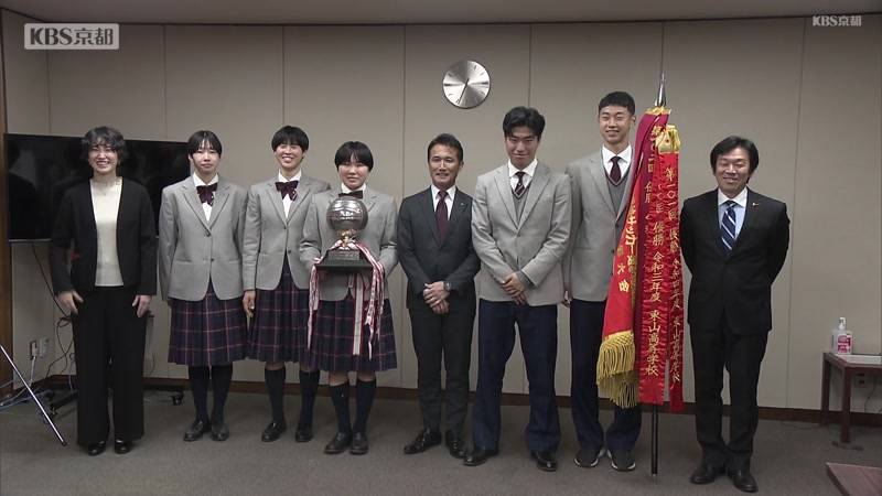 全国高校サッカーと春高バレー出場　京都橘高校の選手らがKBS京都を表敬訪問
