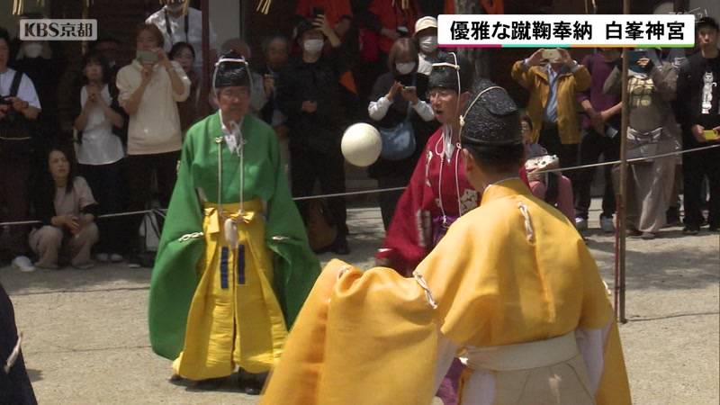 優雅に蹴鞠奉納　京都・白峯神宮