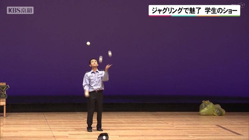 ジャグリングで魅了　京大生中心のサークルによるステージショー