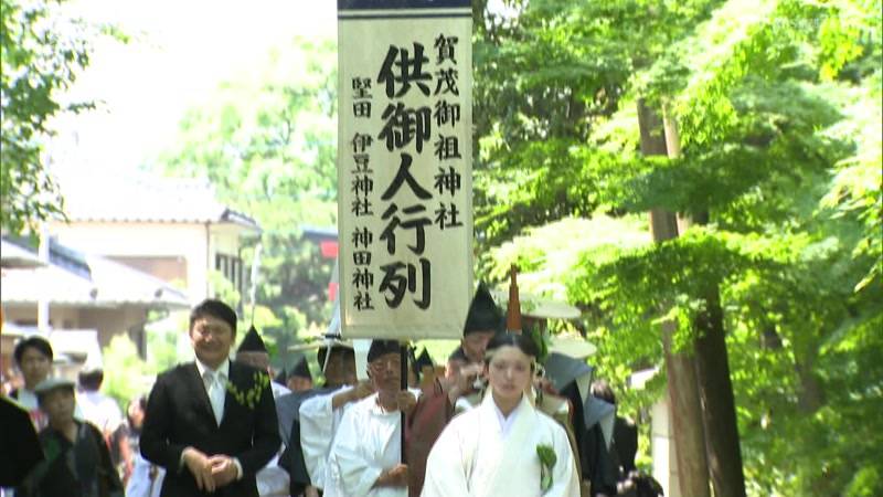 京都・葵祭前に　琵琶湖のフナを下鴨神社に献上