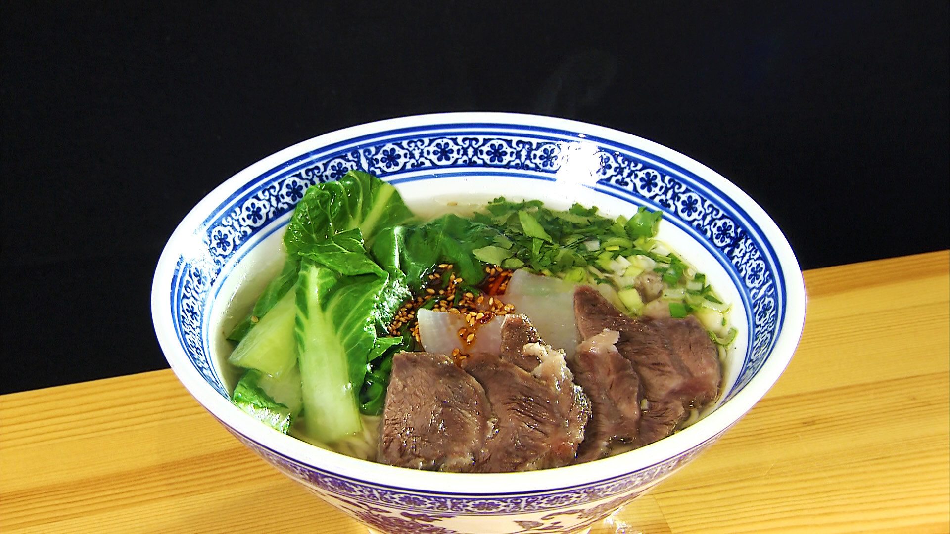 看板の「百歳牛肉麺」