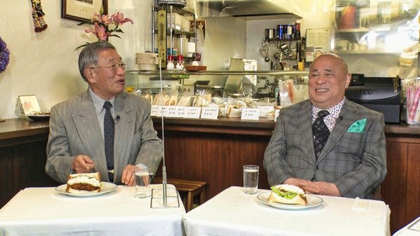 サンドイッチを楽しむ中川会長と飛鳥井さん