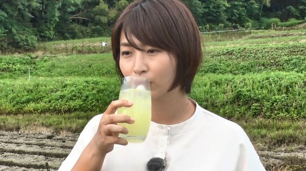 ジンジャーエールを飲む稲富リポーター