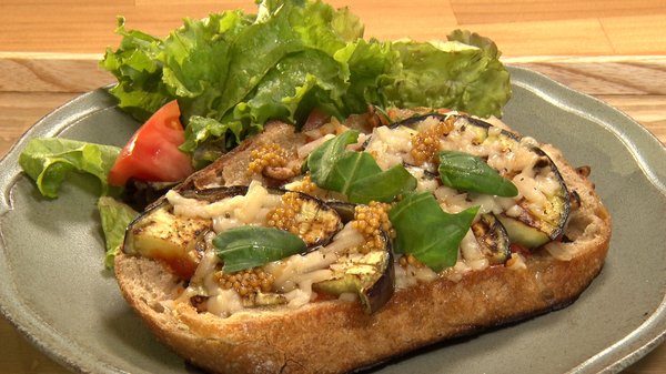 賀茂なすステーキと自家製糀トマトソースのオープンサンド