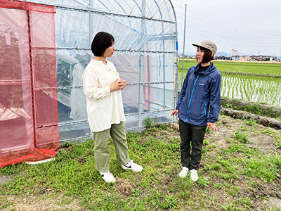 ビニールハウス外観・川﨑さん＆稲富さん