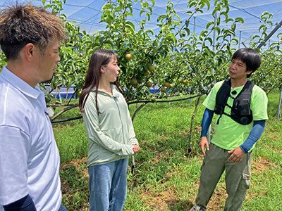 棚前農道での弓削田さん、ナシ生産者の和田さん3ST