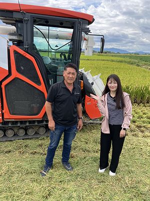 トラクター前の西さん＋西上さん