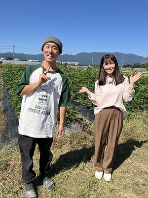 イチジク畑背景に新開さん+西上さん