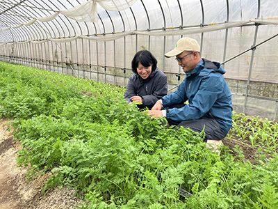 一緒に作業をする小岸さん・正司さん