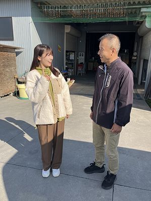 作業建物前の道にて上栁さん+1時間にびっくり西上さん