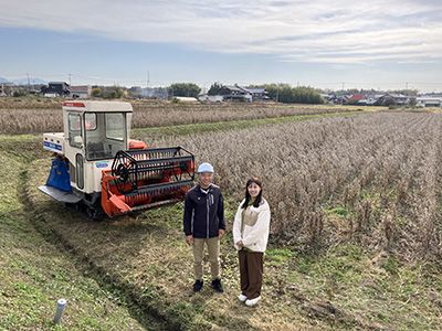 コンバインでの大豆収穫を見学