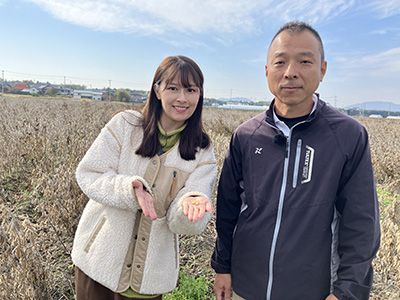 大豆の実を手に2ST