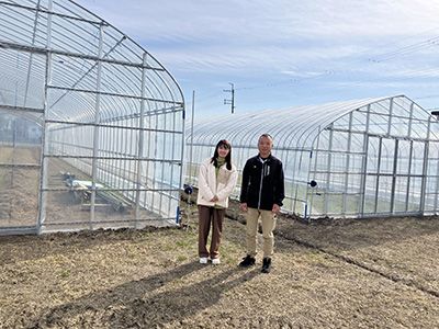 ビニールハウス前で