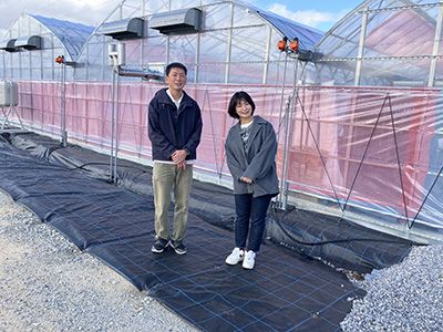 イチゴハウス前で並川さん＋稲富さん