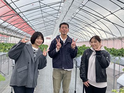 イチゴハウス内で並川さん＆志織さん＋稲富さん
