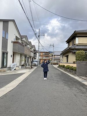 道を歩きながら稲富さん