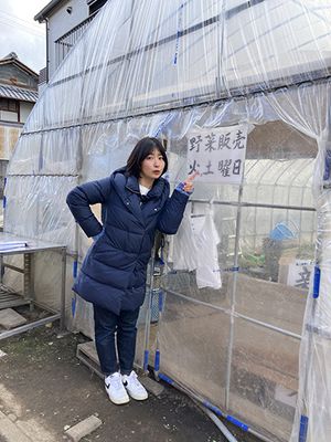 ハウス前で稲富さん