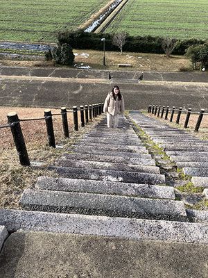 階段を登る西上さん