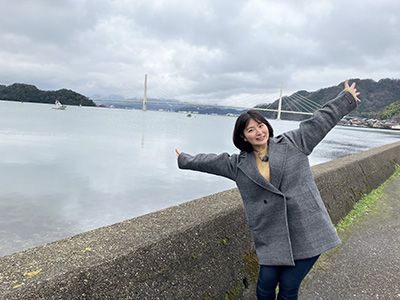 舞鶴湾を背景に稲富さん