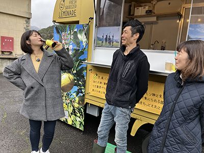 キッチンカー前でビール試飲