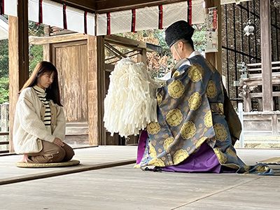 神職姿でお祓いをする神山さん