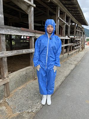 防疫服姿で入っていく