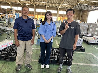 選果場で前田さん+西上さん+新開さん3ST