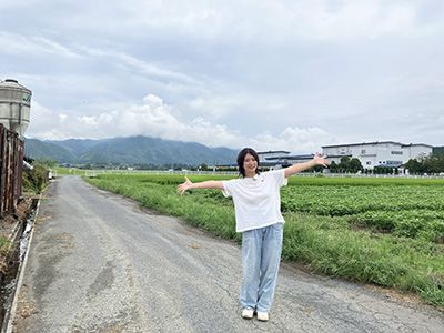 ぼんやりメグミルク背景稲富さん1ST