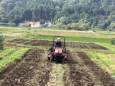 トラクターに乗る千々岩さん