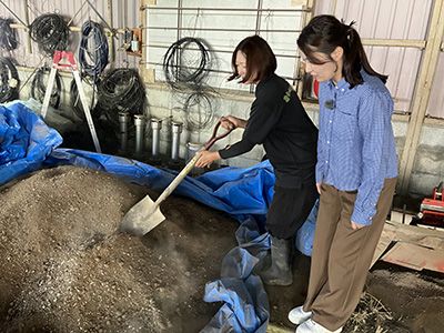 畑倉庫で肥料をまぜる千々岩さん