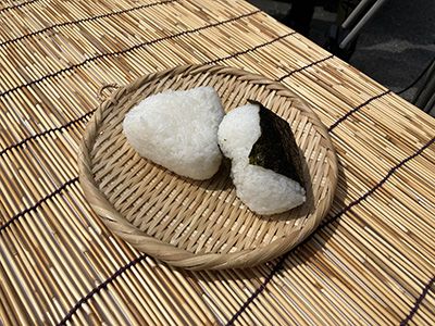 試食する西上さん